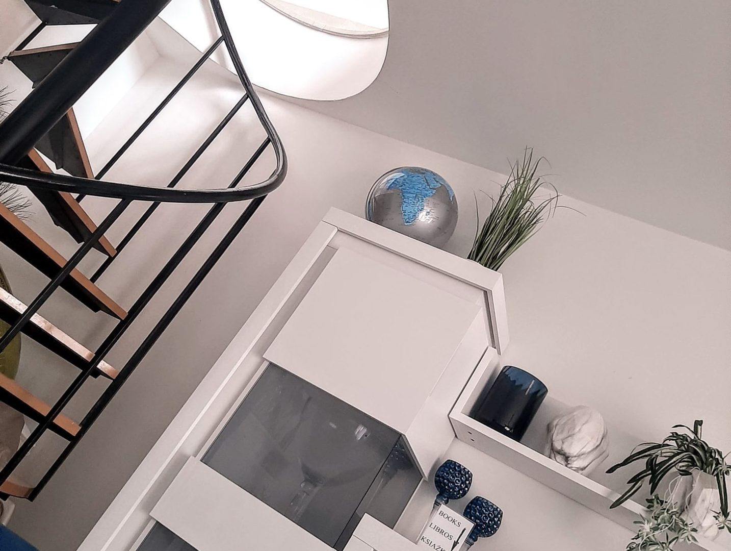 wejście na górny poziom z salonu